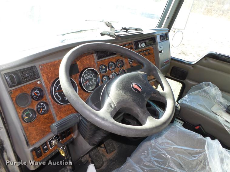 image for item L4142 2005 Kenworth T800 semi truck