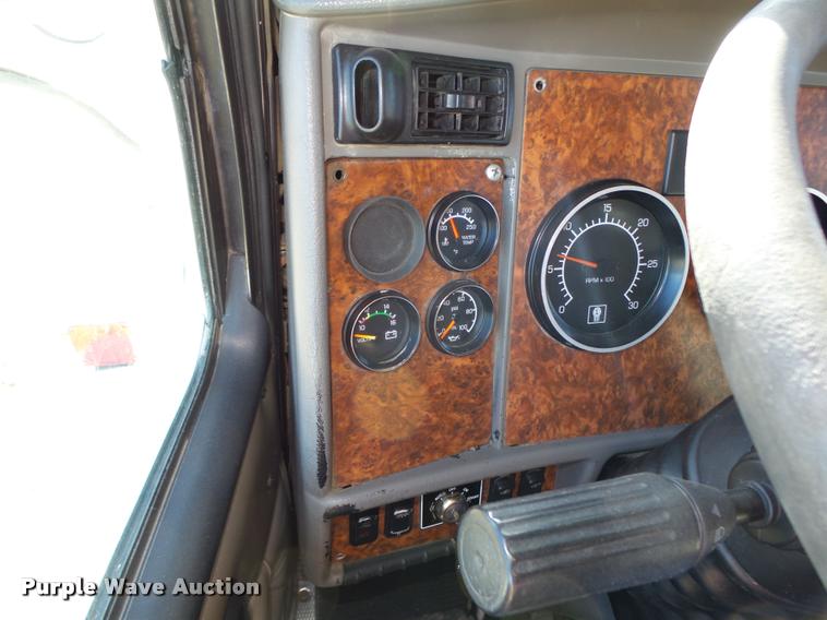 image for item L4142 2005 Kenworth T800 semi truck