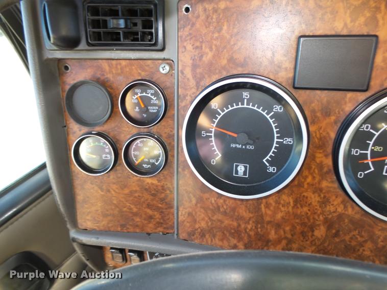 image for item L4142 2005 Kenworth T800 semi truck