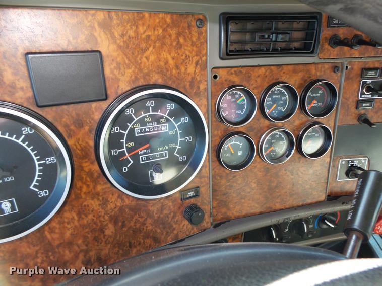 image for item L4142 2005 Kenworth T800 semi truck