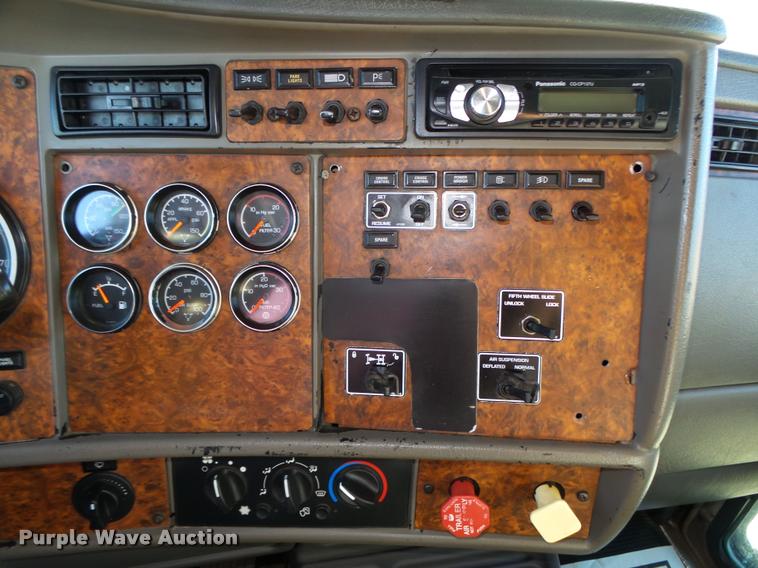 image for item L4142 2005 Kenworth T800 semi truck