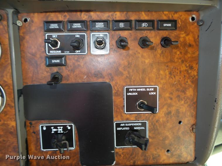 image for item L4142 2005 Kenworth T800 semi truck