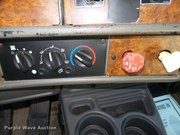 image for item L4142 2005 Kenworth T800 semi truck