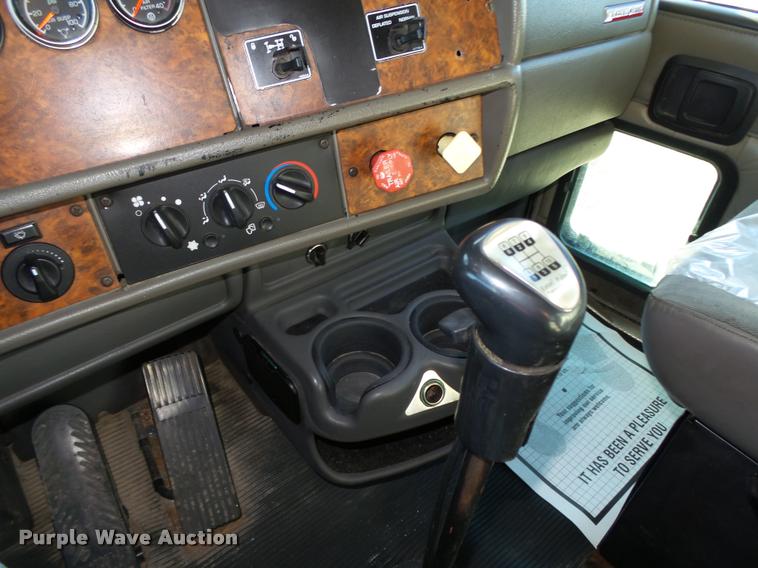 image for item L4142 2005 Kenworth T800 semi truck