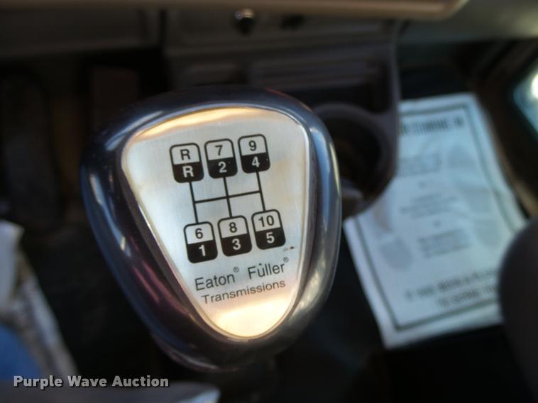 image for item L4142 2005 Kenworth T800 semi truck