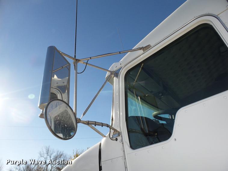 image for item L4142 2005 Kenworth T800 semi truck