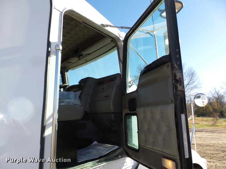 image for item L4142 2005 Kenworth T800 semi truck