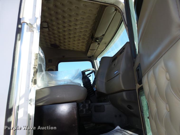 image for item L4142 2005 Kenworth T800 semi truck