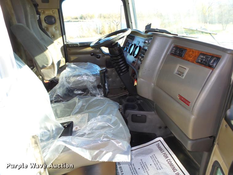 image for item L4142 2005 Kenworth T800 semi truck