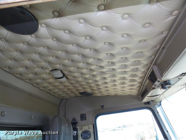 image for item L4142 2005 Kenworth T800 semi truck