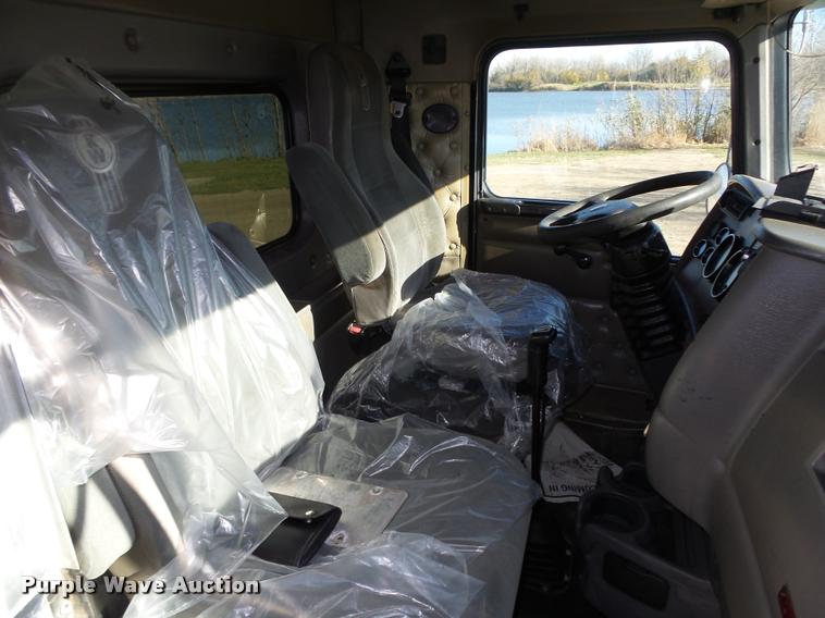 image for item L4142 2005 Kenworth T800 semi truck