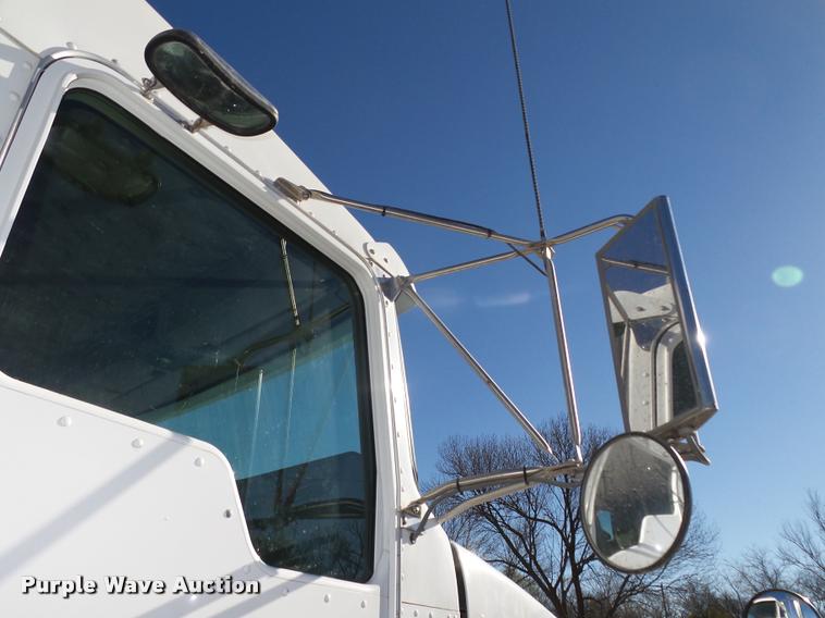 image for item L4142 2005 Kenworth T800 semi truck