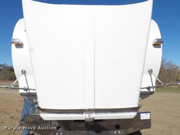 image for item L4142 2005 Kenworth T800 semi truck