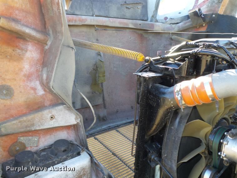 image for item L4142 2005 Kenworth T800 semi truck