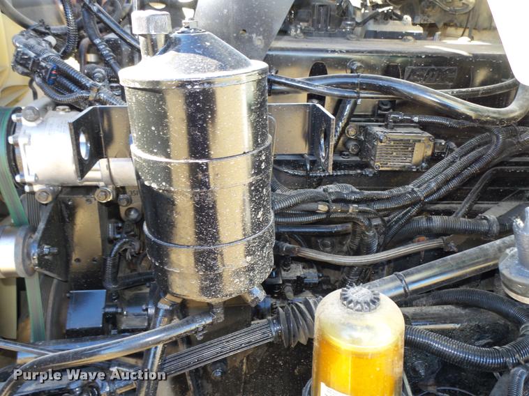 image for item L4142 2005 Kenworth T800 semi truck