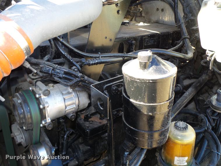 image for item L4142 2005 Kenworth T800 semi truck