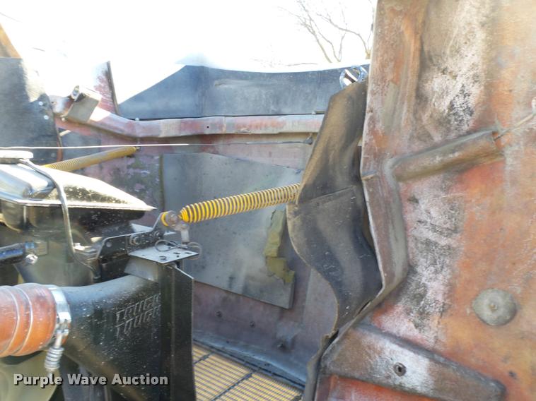 image for item L4142 2005 Kenworth T800 semi truck