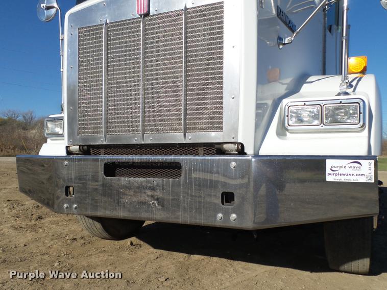 image for item L4142 2005 Kenworth T800 semi truck