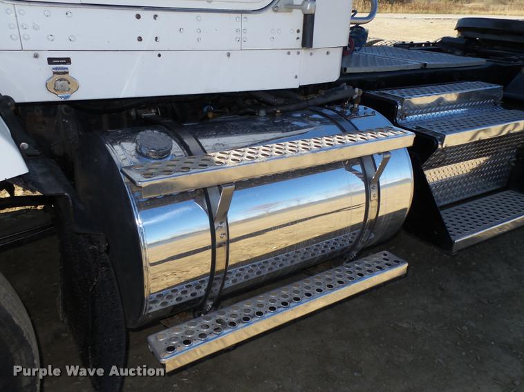 image for item L4142 2005 Kenworth T800 semi truck