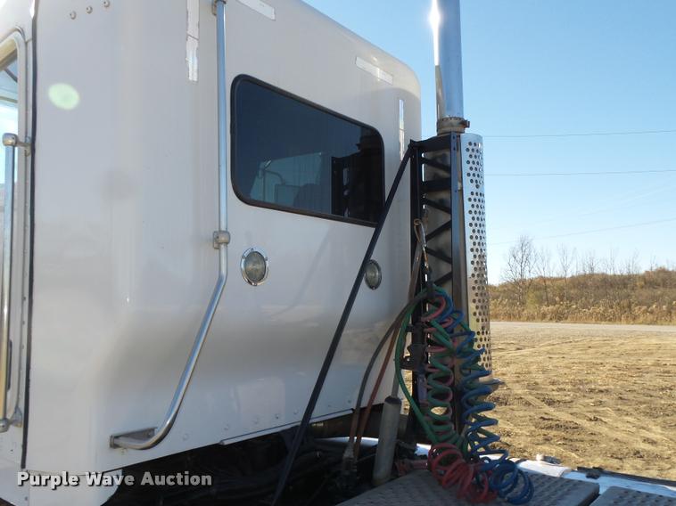 image for item L4142 2005 Kenworth T800 semi truck