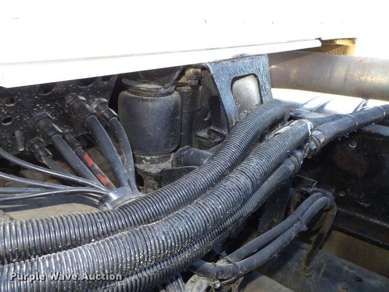 image for item L4142 2005 Kenworth T800 semi truck