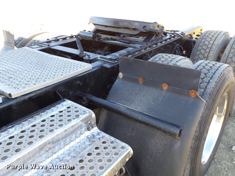 image for item L4142 2005 Kenworth T800 semi truck