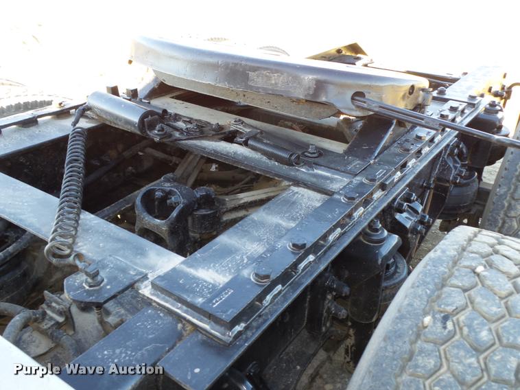 image for item L4142 2005 Kenworth T800 semi truck