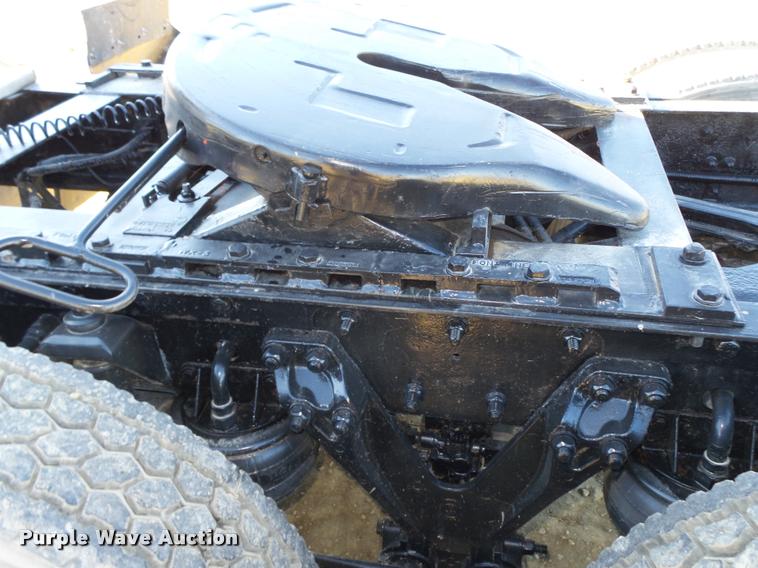 image for item L4142 2005 Kenworth T800 semi truck