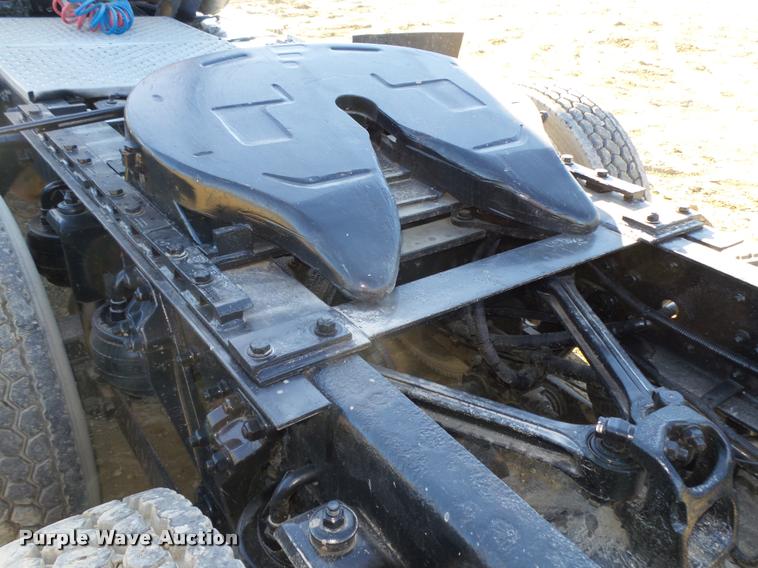 image for item L4142 2005 Kenworth T800 semi truck