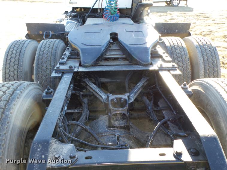 image for item L4142 2005 Kenworth T800 semi truck