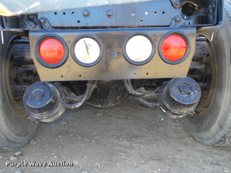 image for item L4142 2005 Kenworth T800 semi truck