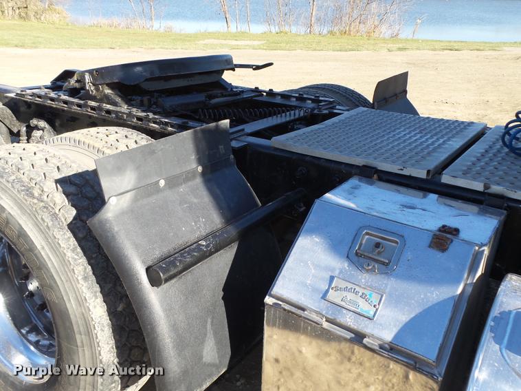 image for item L4142 2005 Kenworth T800 semi truck