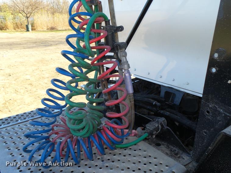 image for item L4142 2005 Kenworth T800 semi truck