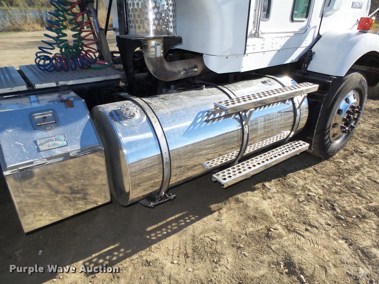 image for item L4142 2005 Kenworth T800 semi truck