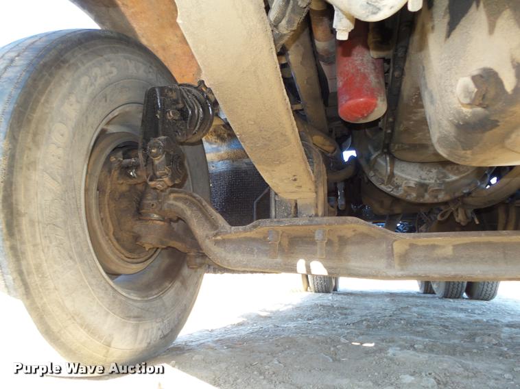 image for item L4142 2005 Kenworth T800 semi truck