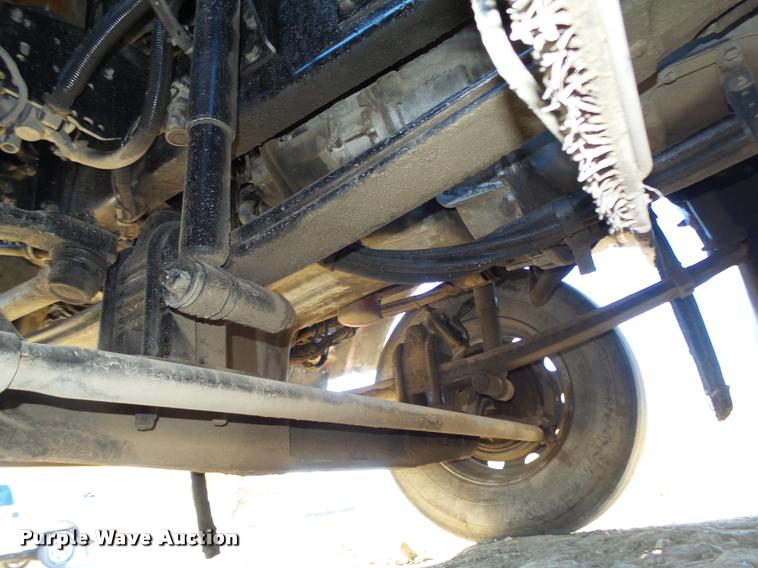 image for item L4142 2005 Kenworth T800 semi truck