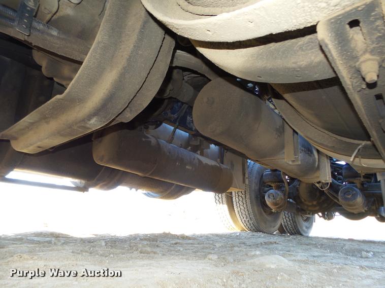 image for item L4142 2005 Kenworth T800 semi truck