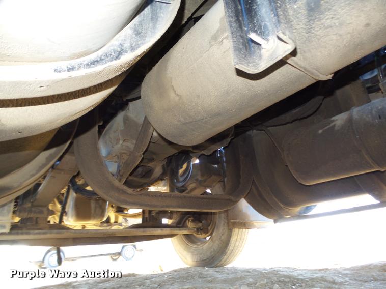 image for item L4142 2005 Kenworth T800 semi truck