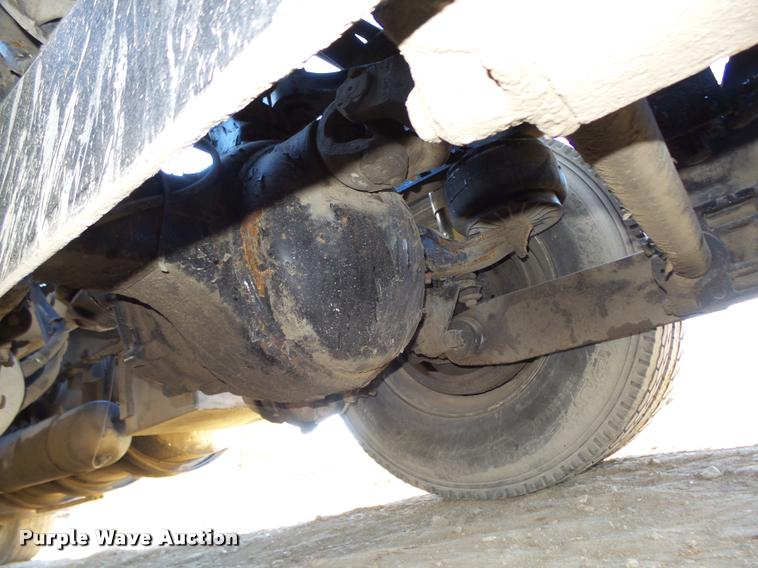 image for item L4142 2005 Kenworth T800 semi truck