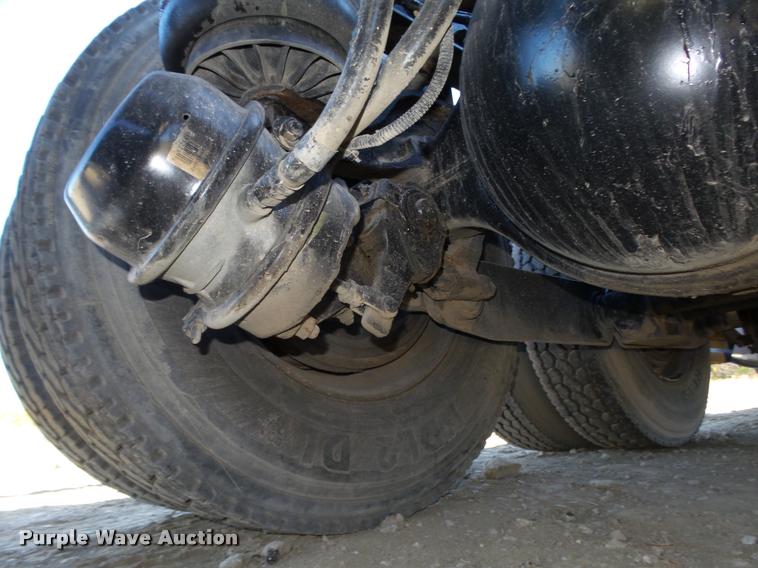 image for item L4142 2005 Kenworth T800 semi truck