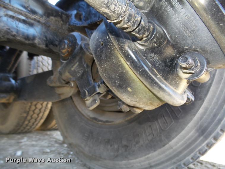 image for item L4142 2005 Kenworth T800 semi truck