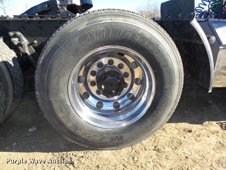 image for item L4142 2005 Kenworth T800 semi truck