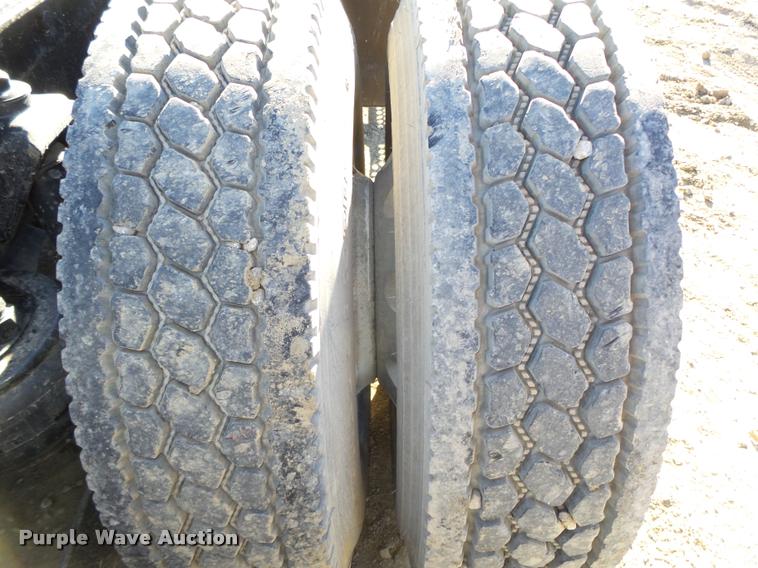 image for item L4142 2005 Kenworth T800 semi truck