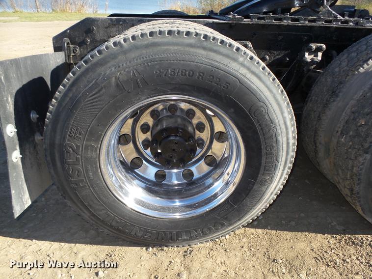 image for item L4142 2005 Kenworth T800 semi truck