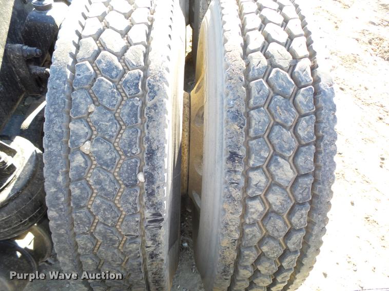 image for item L4142 2005 Kenworth T800 semi truck