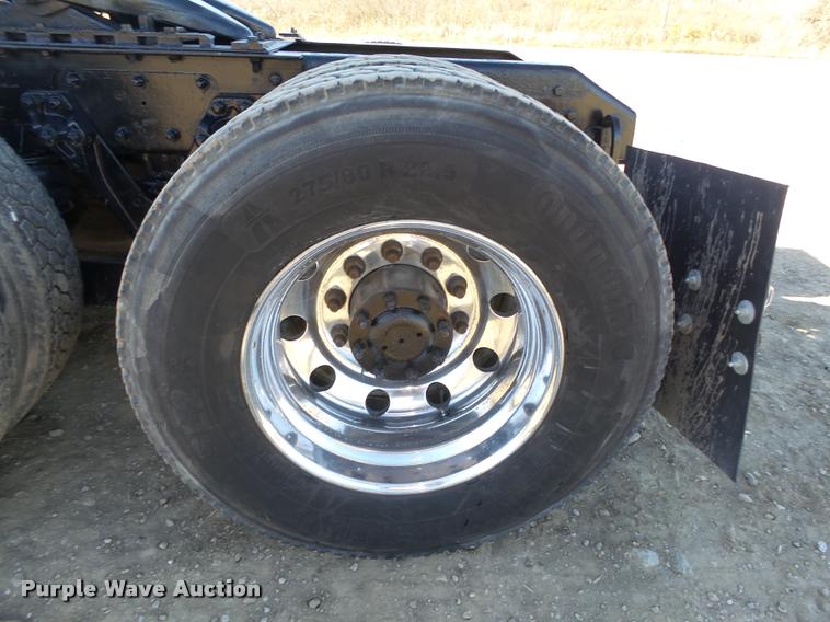 image for item L4142 2005 Kenworth T800 semi truck