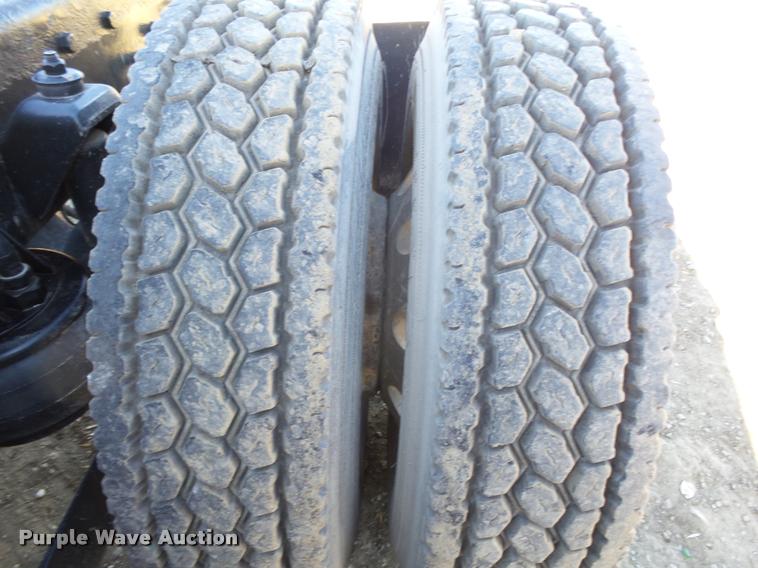 image for item L4142 2005 Kenworth T800 semi truck