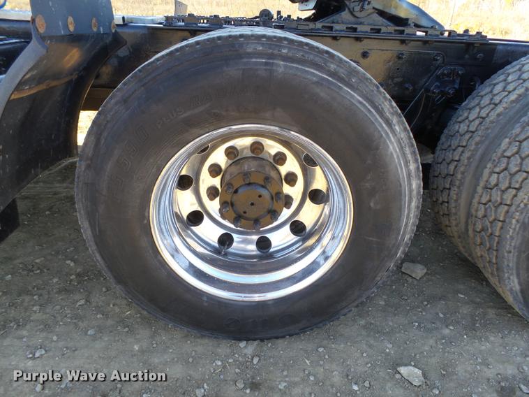 image for item L4142 2005 Kenworth T800 semi truck