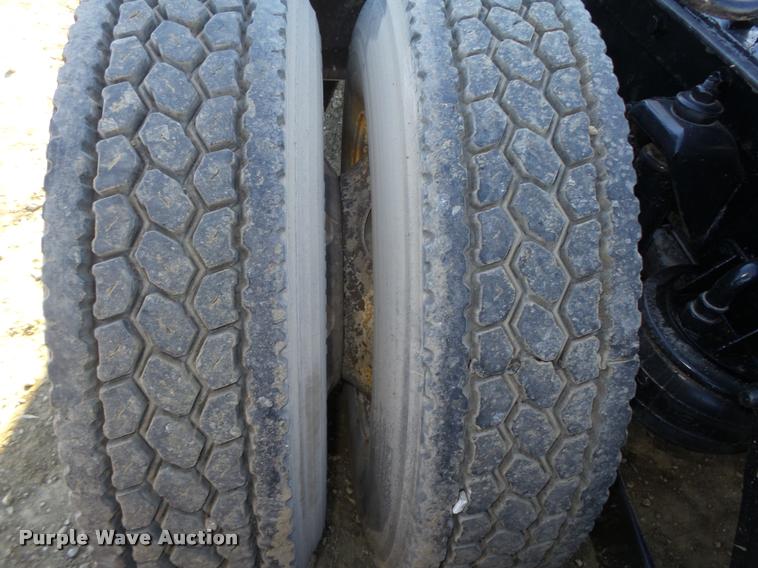 image for item L4142 2005 Kenworth T800 semi truck