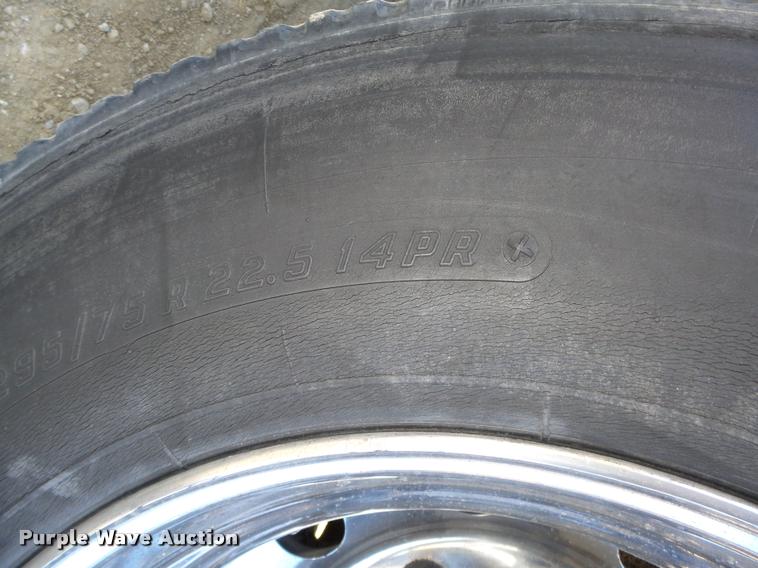 image for item L4142 2005 Kenworth T800 semi truck